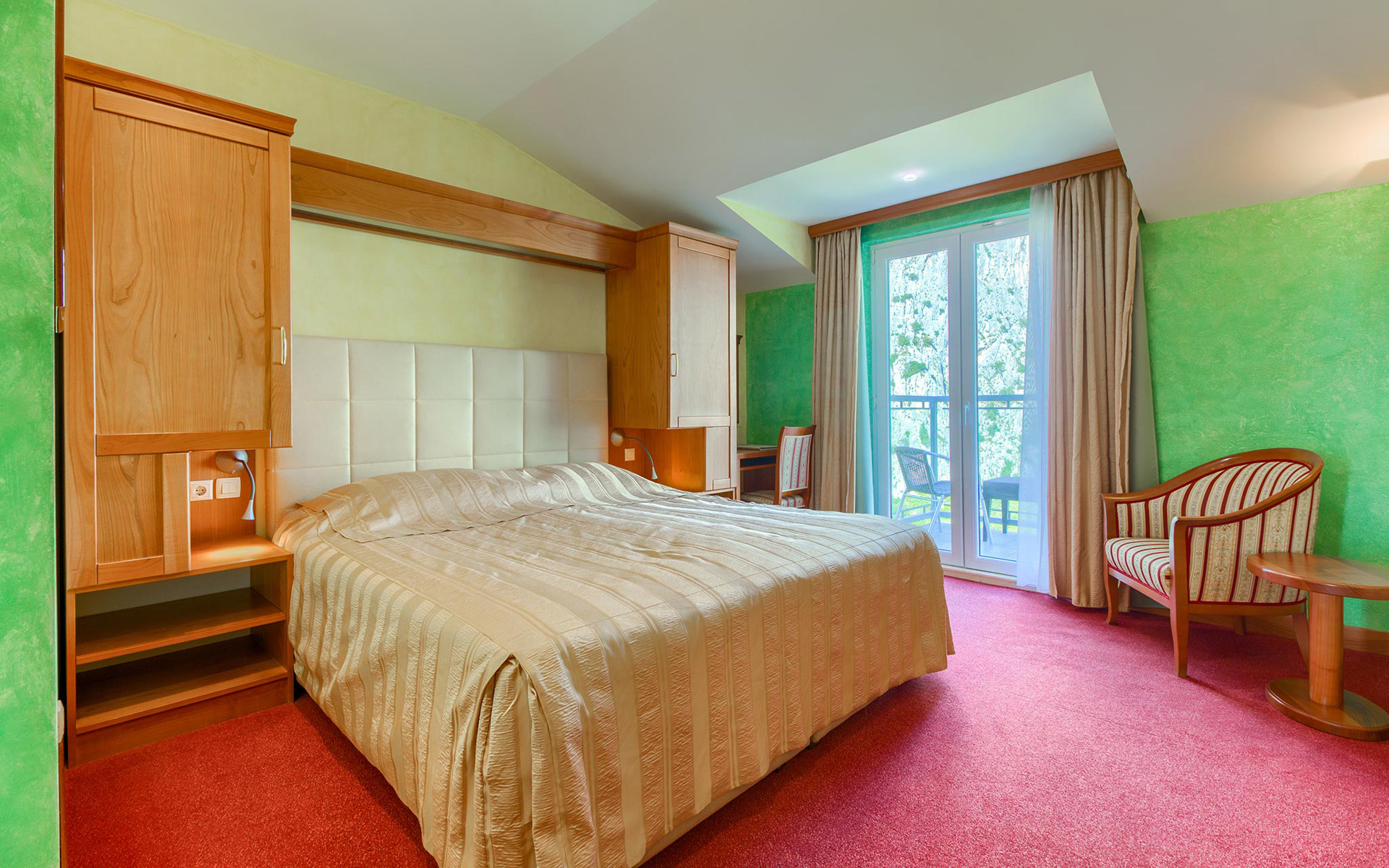 Superior double room with balcony and canyon river view