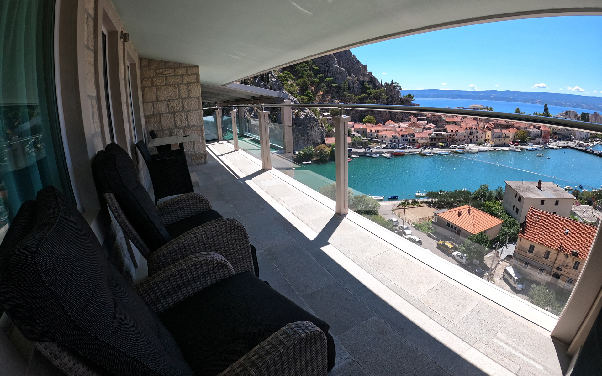 Superior double room with balcony and sea view
